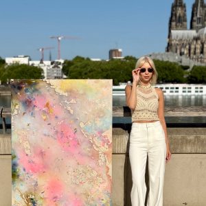 Großformatiges abstraktes Acrylgemälde „Zodiacs“ mit kosmischen Farben und Sternzeichen-Elementen auf Leinwand – Kunstwerk von Gold Smiley, 150 × 100 cm, Kölner Dom