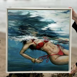 Acrylbild „Goldenes Armband“ – Frau im Wasser mit goldenem Schmuck. 60x60 cm, handgemalt auf Leinwand. Perfekt für moderne Wohnräume.